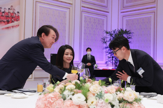 윤석열 대통령이 8일 청와대 영빈관에서 열린 축구 국가대표팀 환영 만찬에서 주장 손흥민 선수와 건배하고 있다.<대통령실 제공>